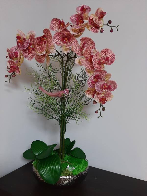 Umelá Orchidea v keramickom kvetináči prskaná