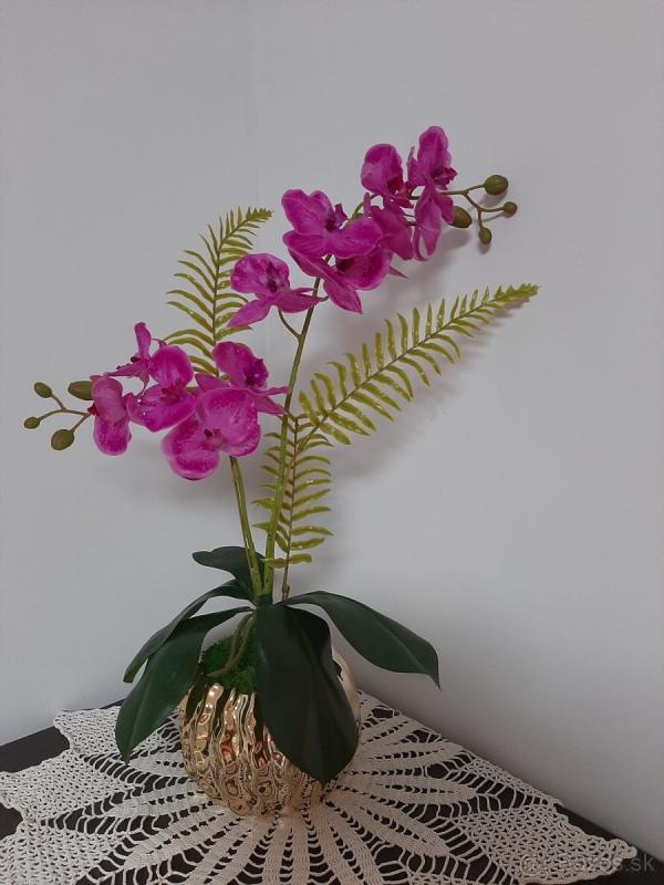 Umelá Orchidea v keramickom kvetináči tmavo fialová
