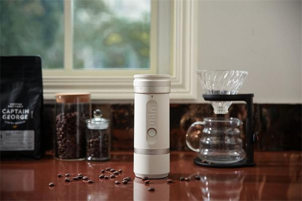 Outin Fino Elektrický mlynček na kávu, farba pieskovo biela