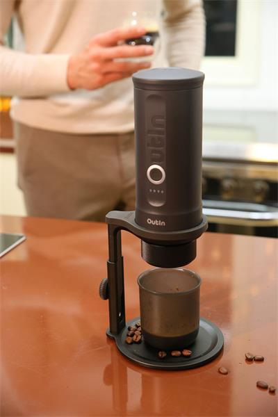 Outin Nano Univerzálny držiak na kávovar OUTIN